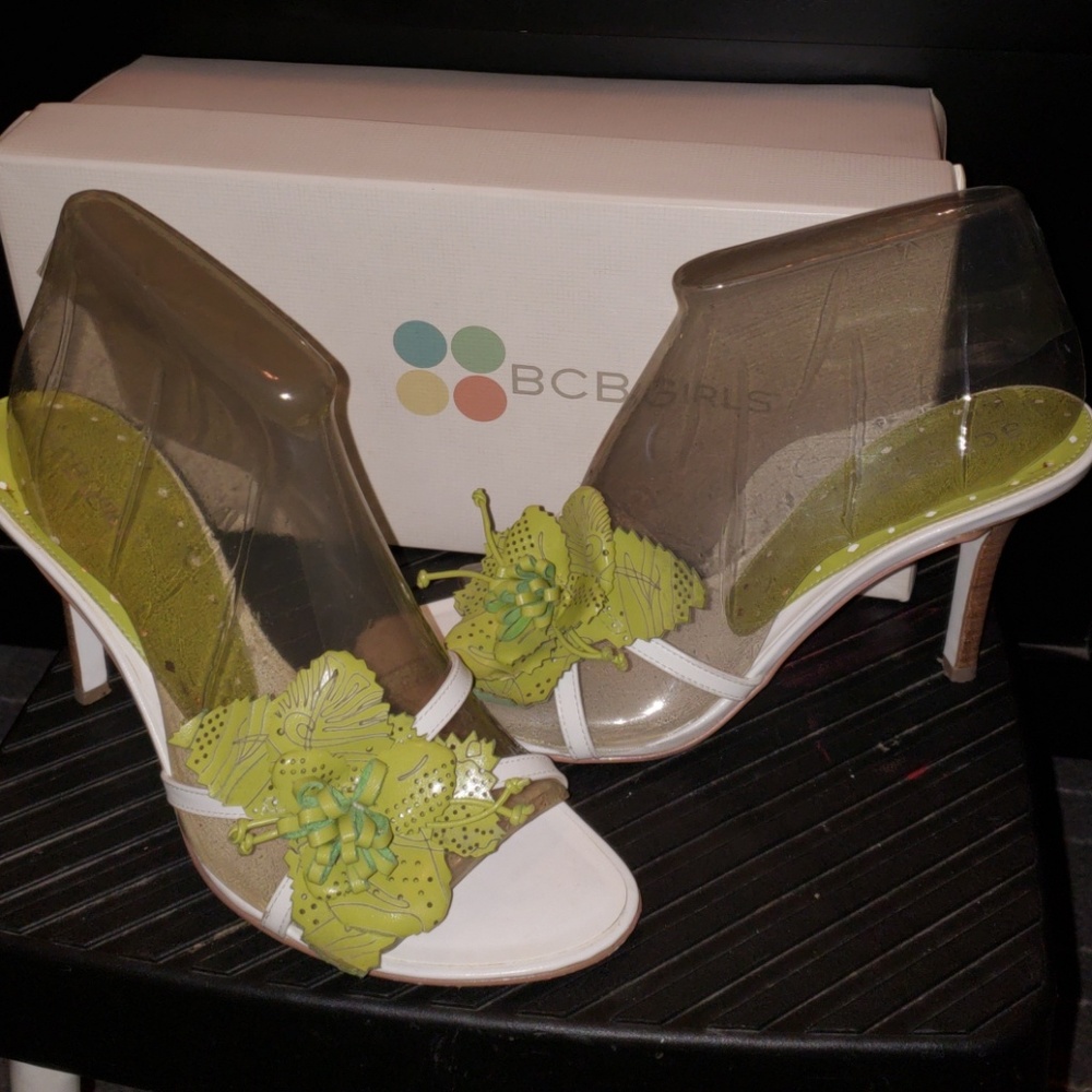 White sandal 3" heel with green flower